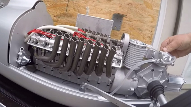 Fandové stvořili funkční model motoru 6,0 V16 s kompresorem. Je brutální jako originál