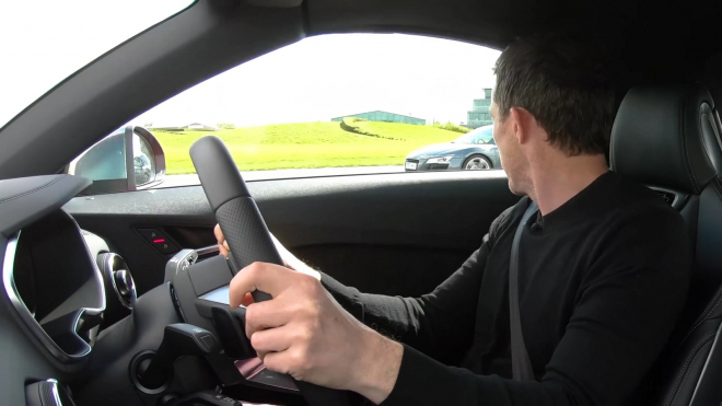 Jen 11 let starý sporťák s V8 vyzval moderní dvoulitrové turbo, neměl to dělat