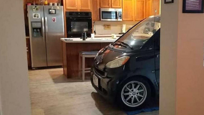Manžel ve strachu z hurikánu raději zaparkoval manželčino auto do kuchyně