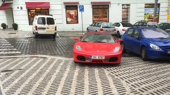 Existuje ještě jeden důvod, proč neparkovat na chodníku, zejména v Praze