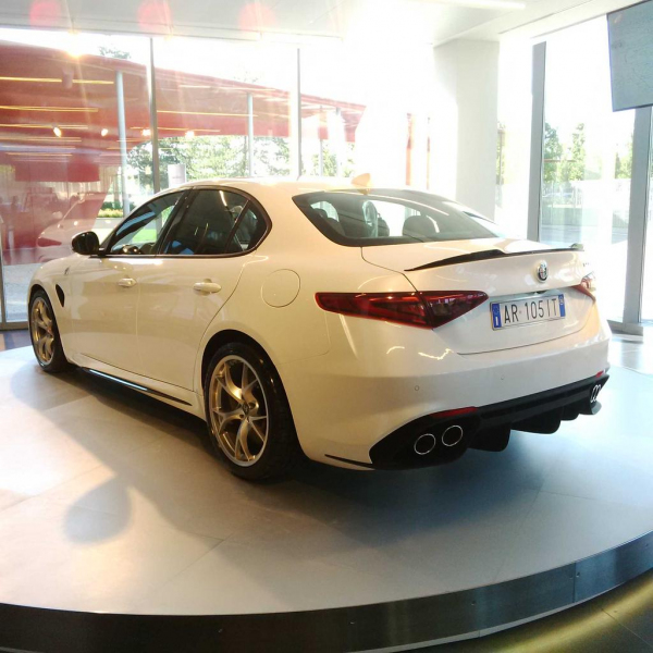 Alfa_Romeo_Giulia_2016_oficialni_18_800_600.jpg