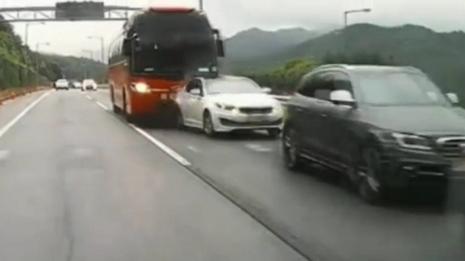 Řidič autobusu usnul za volantem před kolonou, pak už jen šrotoval auta (video)