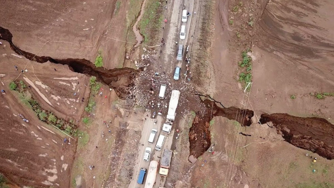 Silnice praskají pod auty, jak se Afrika začíná rozpadat na dvě části