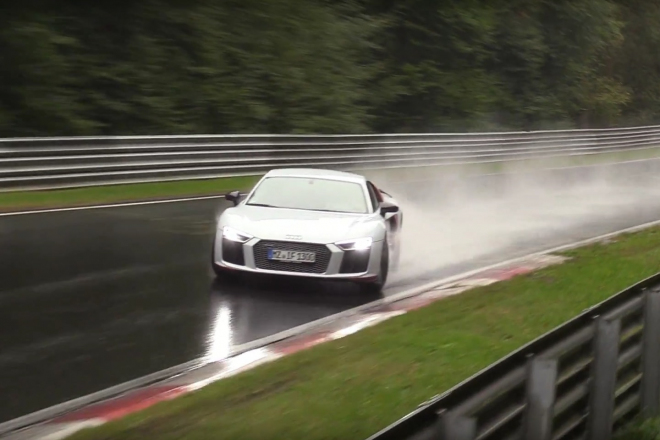 Quattro vážně podrží. A nebo si to tento řidič Audi R8 V10 může myslet (video)