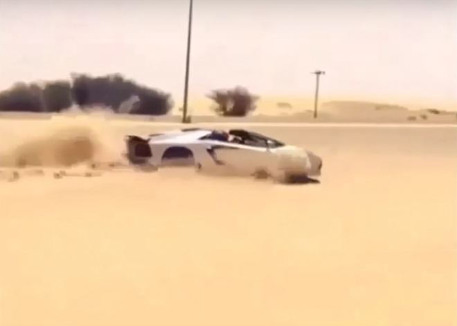 Lamborghini Aventador řádící v písku? Mnoho peněz, málo rozumu (video)