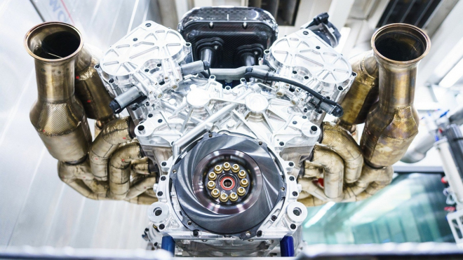 Cosworth vyvinul tříválec 1,6 bez turba s 250 koňmi. Plní veškeré emisní limity