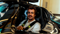 Fernando Alonso si rodičovství opravdu užívá. Natočili ho za volantem dalšího supersportu, tentokrát i s &bdquo;tlumičem křiku&rdquo;