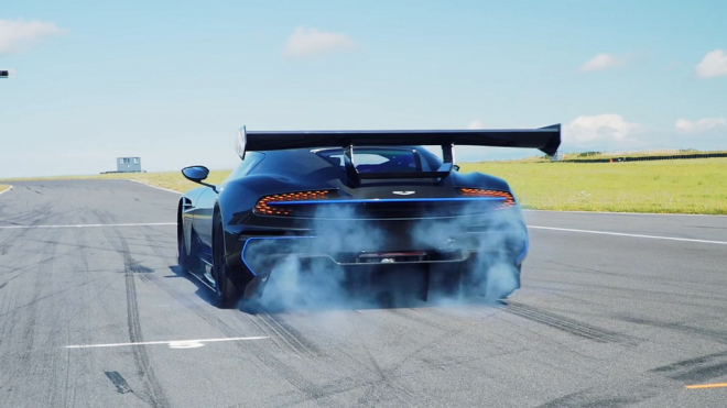 Majitel vzácného Astonu pro nejbohatší vyrazil na okruh, převedl dosud neviděné (video)