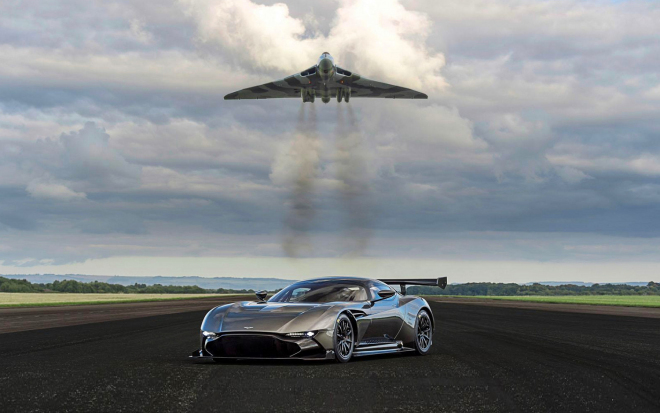 Aston Martin Vulcan vs. Avro Vulcan: sopka silnic potkala tu vzdušnou (foto, video)