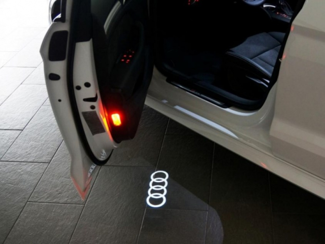 Už i Audi promítají logo na zem. A můžete si vybrat: kruhy nebo Quattro (+ video)