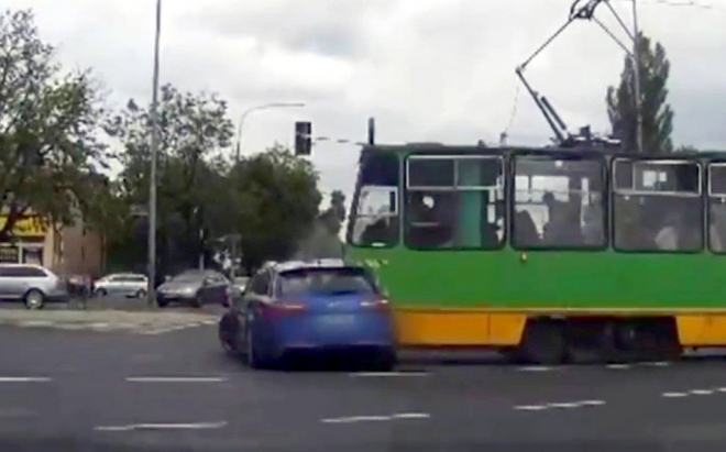 Polský řidič Audi RS6 nezvládl akční průjezd křižovatkou, trefil tramvaj (video)