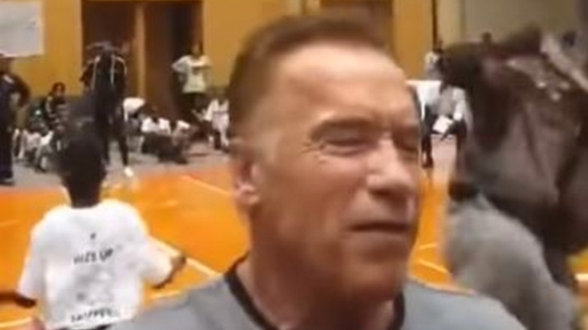 Arnold Schwarzenegger byl napaden mladíkem, chtěl od něj Lamborghini