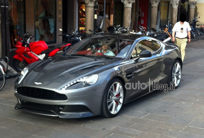 Aston Martin Vanquish 2013 přistižen bez špetky maskování, v Itálii