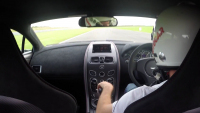 Aston Martin Vantage GT8 v akci zpívá labutí píseň atmosférické V8 s manuálem (video)