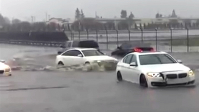 Audi a tři BMW zkusily projet zatopenou silnicí. S pozoruhodným výsledkem (video)
