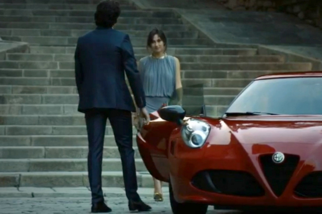 Sex prodává: takhle Alfa Romeo propaguje model 4C v USA (video)