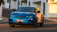 Další &bdquo;překvapení roku&rdquo;: První elektromobil sportovní značky nekupuje nikdo, šéfové najednou říkají že o prodeje vlastně nešlo