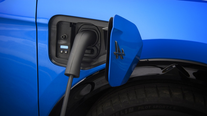 Francouzi po totálním fiasku svého prvního elektromobilu otáčí. &bdquo;Nic jsme neuzavřeli,&rdquo; říká najednou šéfka