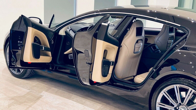 Nové nejrychlejší SUV není první rodinné superauto Astonu, luxusní předchůdce stojí překvapivě málo