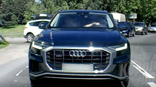 V banální dopravní situaci totálně selhala řidička i nejmodernější asistenty