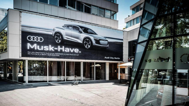 Audi si v reklamě utahovalo z šéfa Tesly. Pak to ale rychle přehodnotilo