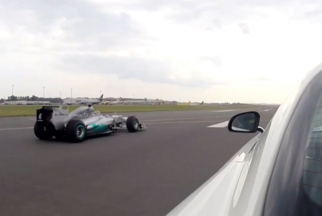 Formule 1 vs. Mercedes SLS AMG Black Series: asi tušíte, kdo tu dostal za uši (video)