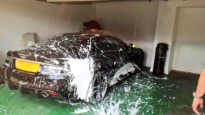 A pak že jste včera měli špatný den. Podívejte se, co se stalo majiteli tohoto Astonu