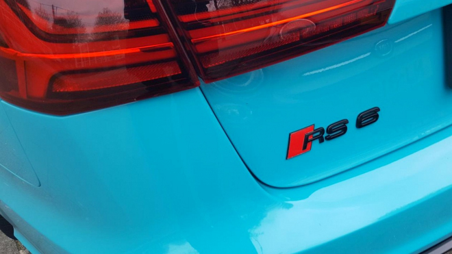 Audi RS6 Avant v tovární šmoulové není žert, ale realita za tučný příplatek