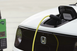 Honda těsně před zahájením výroby odpískala tři elektromobily. Radši odepsala 330 miliard, než aby riskovala jejich fiasko