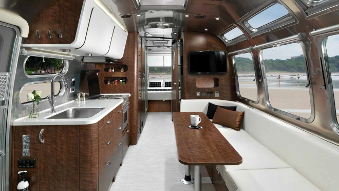 Nejnovější luxusní karavan úžasně spojuje moderní techniku s klasickým přepychem
