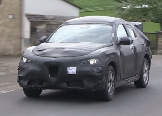 Alfa Romeo Stelvio: SUV nachytáno poblíž Ringu, zatím se čtyřválcem (video)