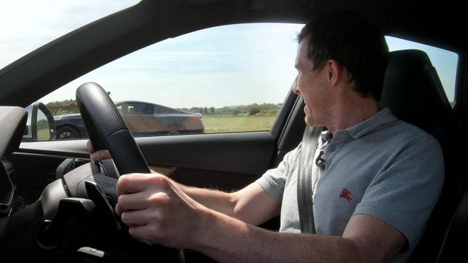 Sportovní kupé vyzvalo na souboj rodinný kombík, rozhodovaly až poslední metry