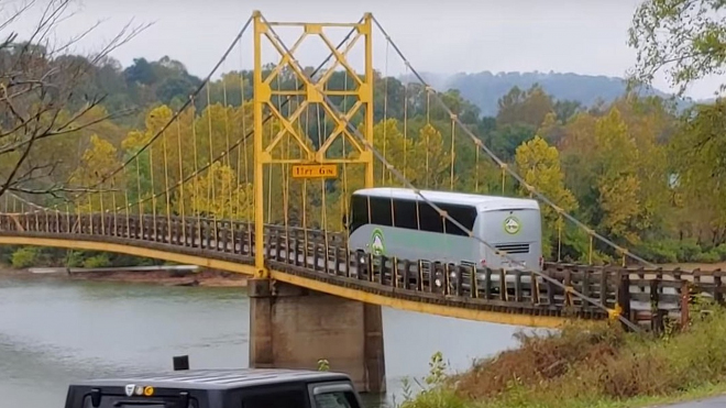 Řidič zájezdového autobusu vjel na starý dřevěný most. Podívejte se, jak dopadl