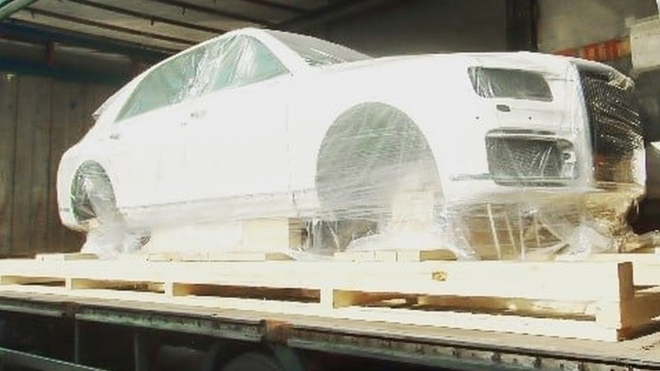 Novou ruskou prezidentskou limuzínu nafotili v neobvyklé bílé. Proč je v igelitu?