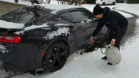 Jak stylově vysvobodit auto ze sněhové pasti? Zkuste letlampu (video)