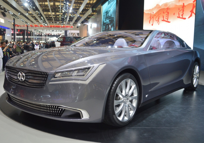 BAIC 900: luxusní sedan sází na platformu Mercedesu, dostane i německý motor