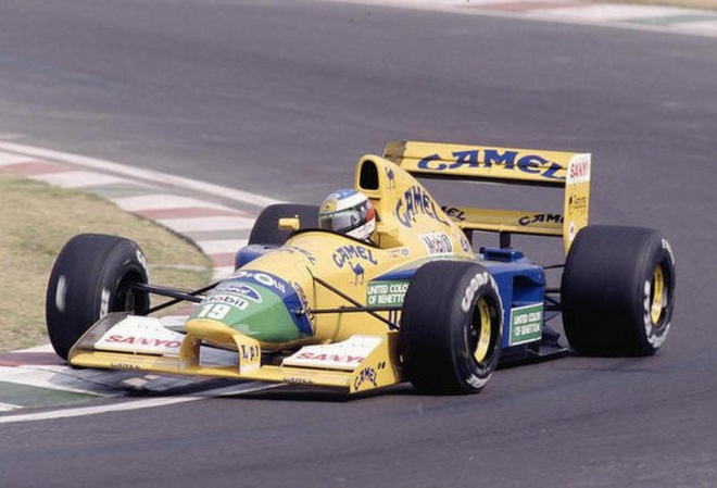 K mání je Formule 1 Michaela Schumachera z roku 1992, ještě s manuálem