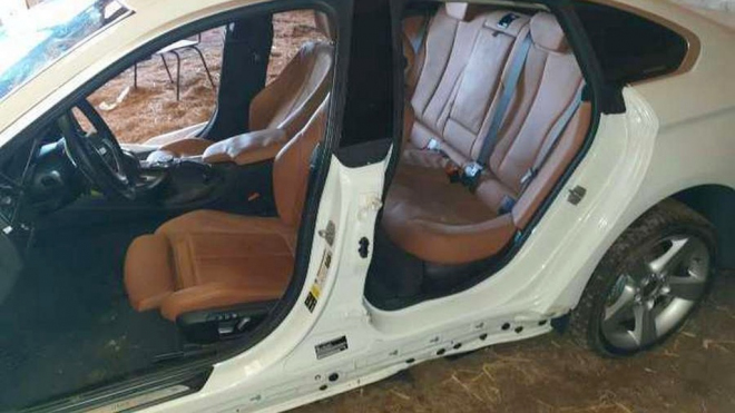 Zoufalý majitel prodává zbytky auta po řádění zlodějů, moc mu toho z něj nezbylo