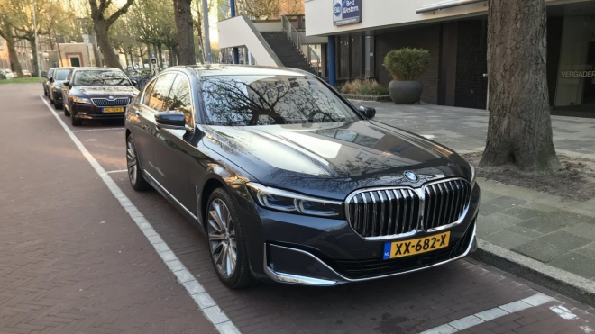 Obří ledvinky nového BMW řady 7 nakonec nemusí být katastrofa, ukazují fotky z ulice