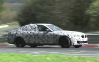 Nové BMW M5 F90 opět brousí asfalt Ringu, asi hned všemi čtyřmi (video)