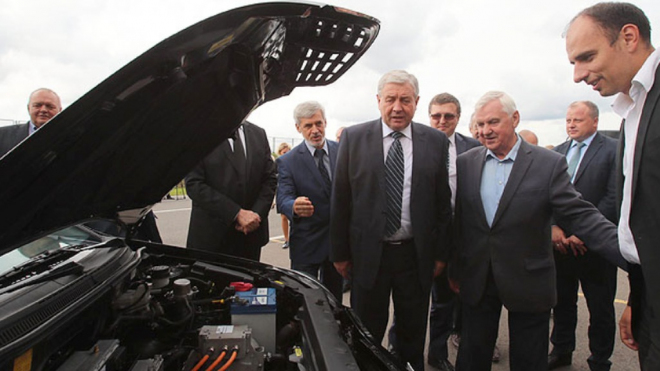 Bělorusové dokončují své vůbec první osobní auto. Má mít až zázračné parametry