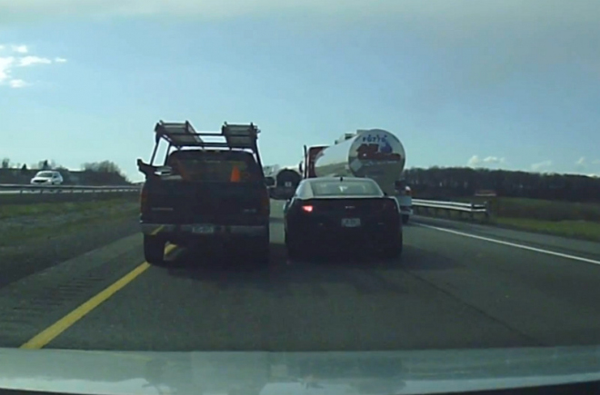 Dva idioti bojovali na dálnici o levý pruh. Prohráli oba, drtivě (video)