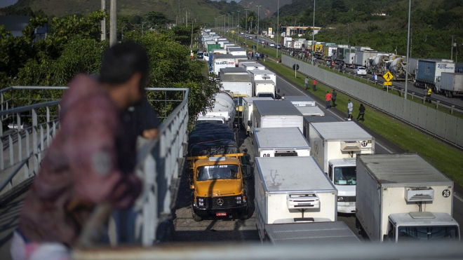 Řidiči kamionů ukázali svou sílu. Drží Brazílii v kleštích, z pochopitelného důvodu