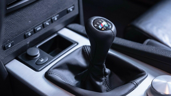 K mání je poslední BMW M5 bez turba a automatu, v EU to bylo zakázané zboží