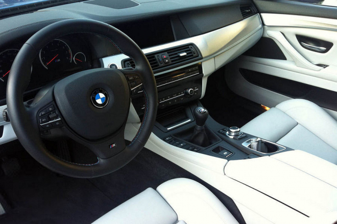 BMW M5 F10 s manuální převodovkou: první sériový kus představen
