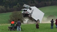 Němci už umí zastavit rozjeté kamiony teroristů. Ověřili to až moc dobře (video)
