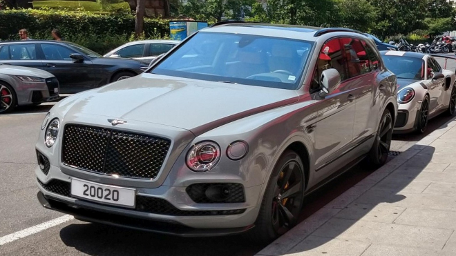 Někdo si do nenápadně vyhlížejícího SUV Bentley nechal dál hodně divoký interiér