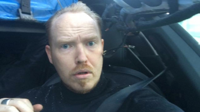Dánský kouzelník bizarně vyfotil sám sebe krátce po nehodě. Nebojuje tím jen o „lajky”