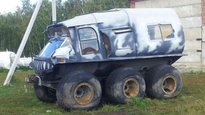 Rus si postavil vlastní blátochod z cisterny na bůh ví co. Teď ho prodává, docela levně