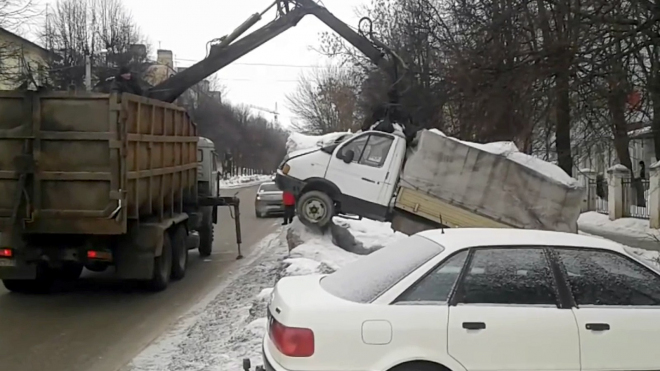 Takhle odtahují auta v Rusku, nic násilnějšího hned tak neuvidíte (video)